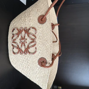 Loewe beige shoppingväska i flätad halm - Loewe anagram väska i perfekt skick använd max 4 gånger, kvitto och dustbag tillkommer