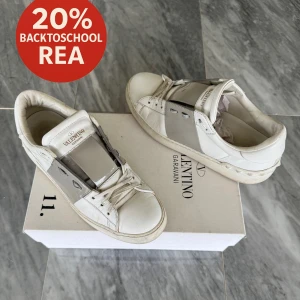 Valentino skor - REA! - Valentino Open - Skick: Fint skick - Tillbehör: Valentino kort - Nypris: 6000kr - TrendWardrobe