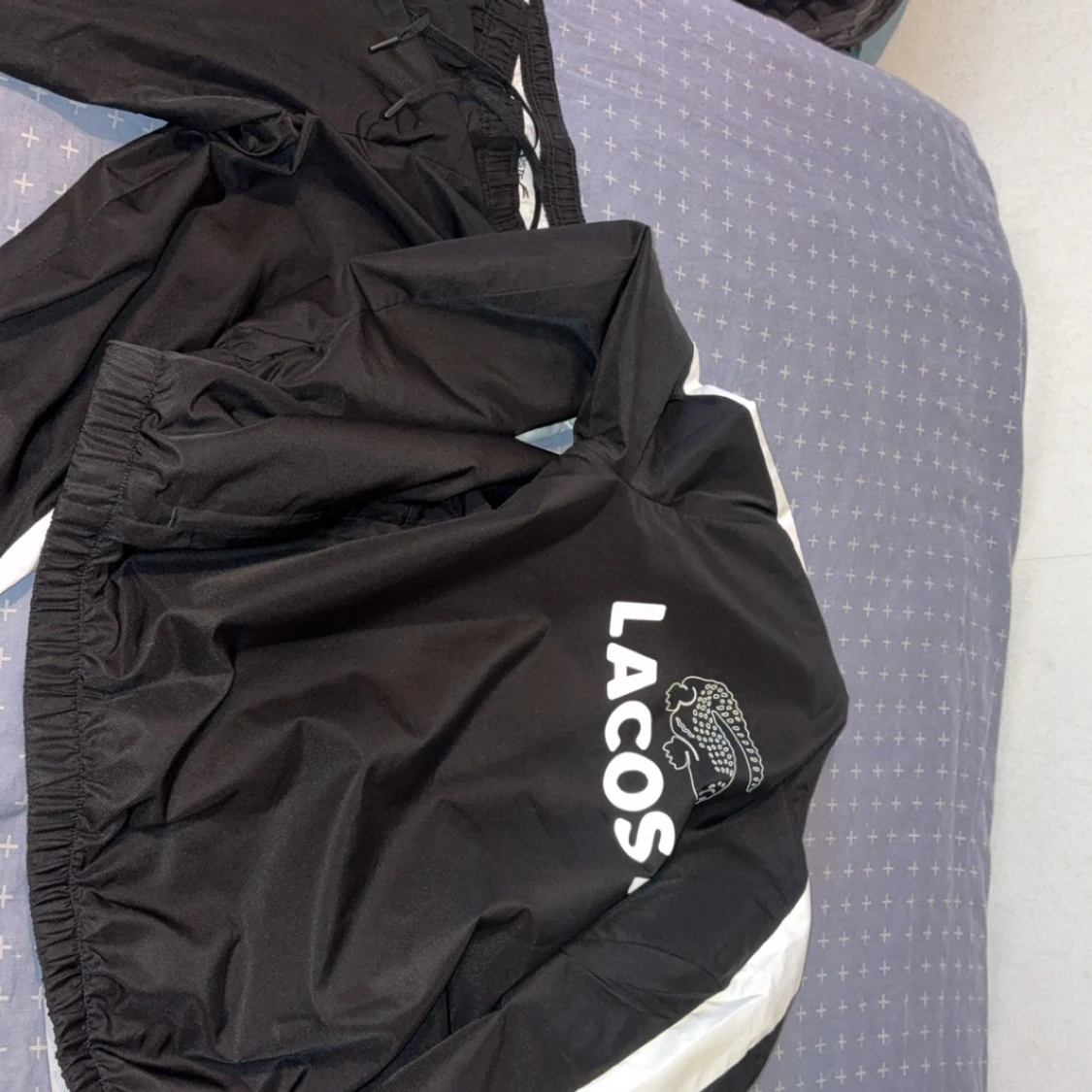 Svart vindjacka från Lacoste och byxor från Lacoste  - 4