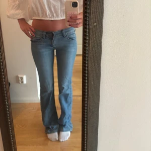 Lågmidjade bootcut jeans - Jätte snygga Lågmidjade bootcut jeans! Är 167 cm. Midjemåttet är 37 och innebärslångden är 79. Dem är inte ifrån Zara men vet inte märket!