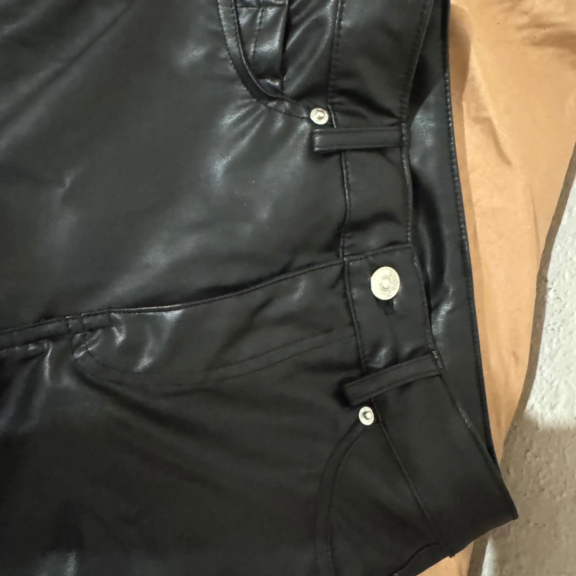 Svarta byxor i skinnimitation - 3