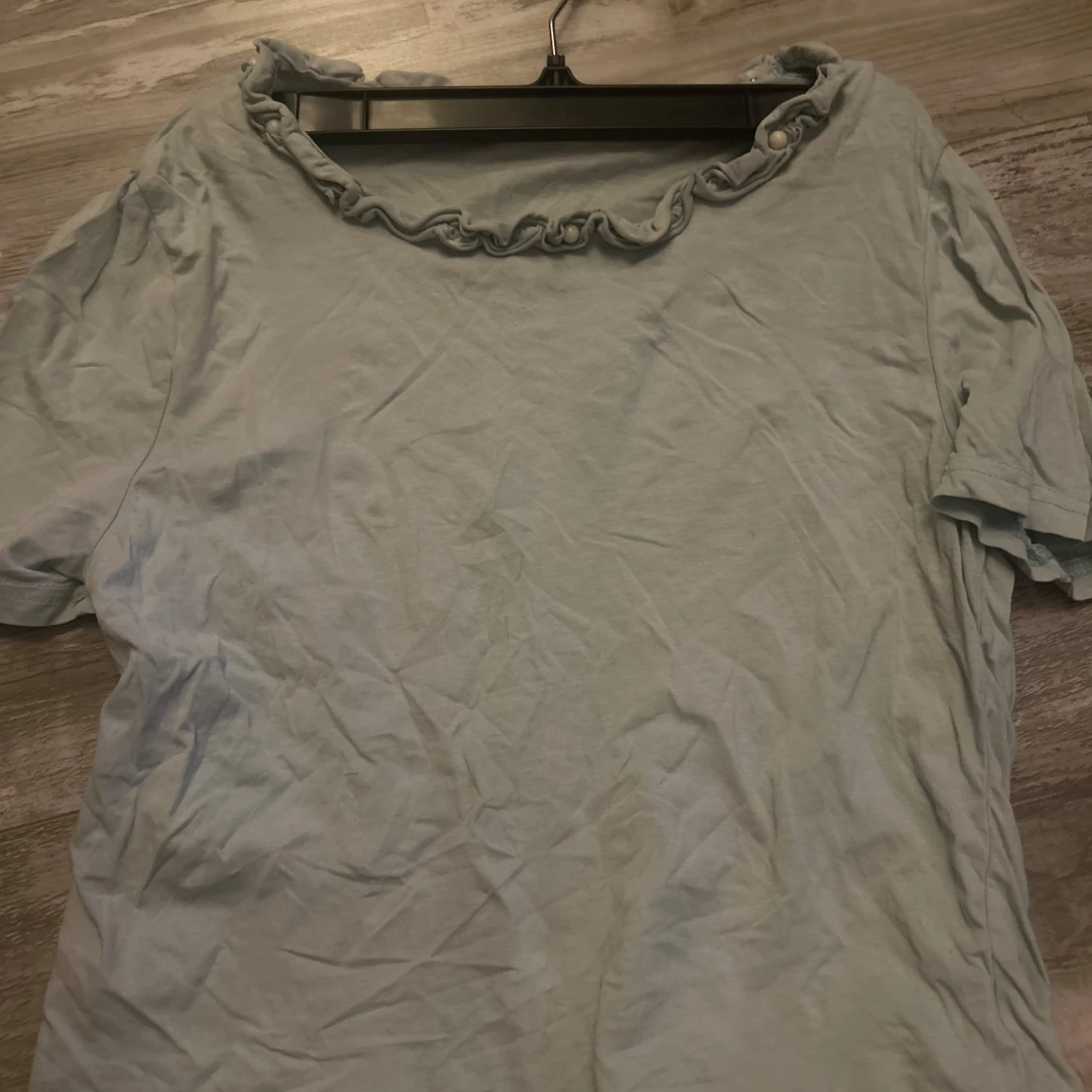 Ljusblå blus med volang från Marco&Co