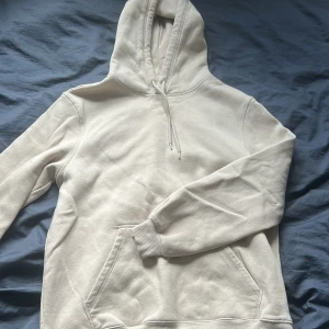Beige hoodie från H&M Relaxed Fit M - Säljer en beige hoodie från H&M i relaxed fit, storlek M. Tröjan har huva med snörning, magficka och långa ärmar. Mjuk insida och klassisk look som passar perfekt till chill dagar. Materialet är bomullsmix för extra komfort.