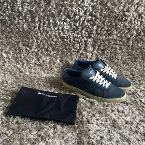saint laurent skor  - Tja säljer dessa sällsynta ysl skorna väldigt svåra att få tag på! nypris 6000 mitt pris endast 3399, skriv om du har någon fråga// armadiosell