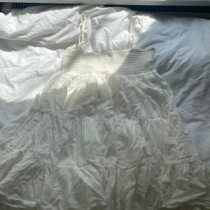Sommarklänning Zara - En jättehärlig vit sommarklänning från Zara som inte längre kommer till användning☺️ i nyskick, alltså knappt använd💞 skriv om ni har några funderingar!!💗