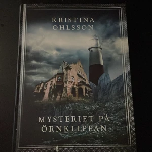 Mysteriet på örnklippan (bok)  - Säljer denna spänningsroman av Kristina Ohlsson. Boken har inga synliga defekter. 