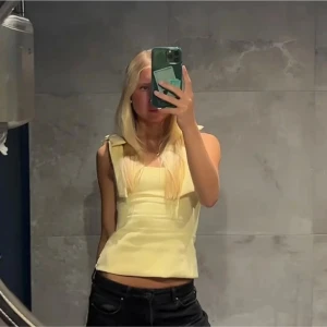 Gul linnetopp med rosett från Zara - Ljusgul topp från Zara med rosetter , Nyskick 