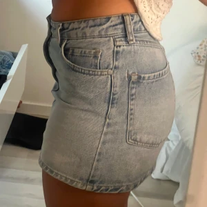 Ljusblå jeanskjol bershka  - Jeans kjol som passar storlek S, väldigt stretchig. Köpt i Spanien från bershka. Fin ljusblå färg 