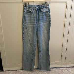 Jeans - Blå högmidjade jeans i storlek 34 från H&M 