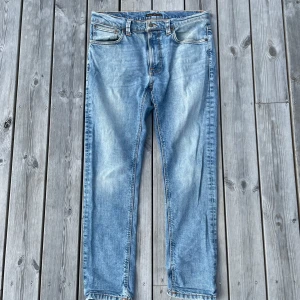 Ljusblå jeans från Nudie Jeans - Säljer ett par ljusblå jeans från Nudie Jeans. Jeansen är i modellen ”Lean dean” och är i storleken W32 & L30. Den har en ljusare tvätt som passar bra till mycket. Jag har mer nudie på profilen om du letar efter något annat!