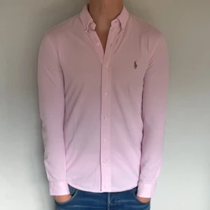 Ralph lauren skjorta - Ralph lauren skjorta i modellen knit oxford | mycket fint skick | modellen är 185 cm lång och väger ca 76 kg, den sitter lite tajt, skulle säga att den passar XS-S | nypris 1900 kr
