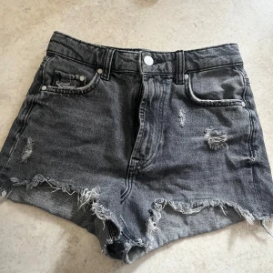 Grå slitna jeansshorts  - Jeans shorts från Zara. Helt oanvända 