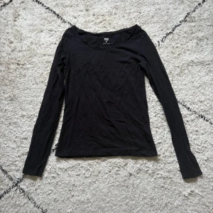 Svart långärmad tröja från Lager 157  - En basic svart långärmad tröja från Lager 157 i storlek XS. Tröjan har rund halsringning och är gjord i mjuk bomull med lite stretch för en skön passform. Perfekt att styla med jeans eller kjol för en clean look.