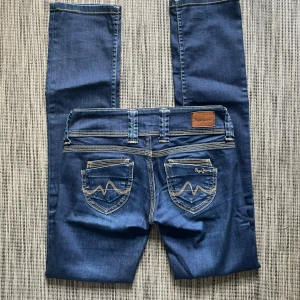 Pepe jeans - Säljer ett par mörkblåa pepe jeans. Midjemåttet rakt över: 35cm ,innebenslängden: 78cm, midjehöjd: 16cm💓 storlek 25/32