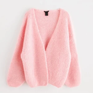 Rosa lindex kofta - Supermjuk och oversized ljusrosa kofta. Koftan är stickad med en fluffig känsla och långa ärmar. Mycket väl omhändertagen! Pris kan diskuteras 