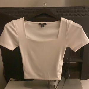 Vit croppad topp från new yorker storlek s - Fin vit basic topp som funkar till allt i storlek s (new yorker) vill få den sålt så priset kan diskuteras 