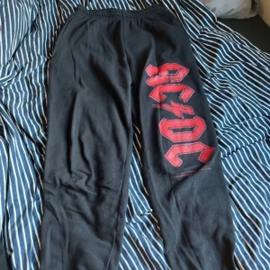 Svarta AC/DC mjukisbyxor - Köpta på emp shop. Ordinarie pris 469 så tycker personligen att detta är ett väldigt generöst pris. Dem har varit använda några väldigt få gånger och är väl omhändertagna med inga defekter 🙂 Funkar för både tjejer och killar!