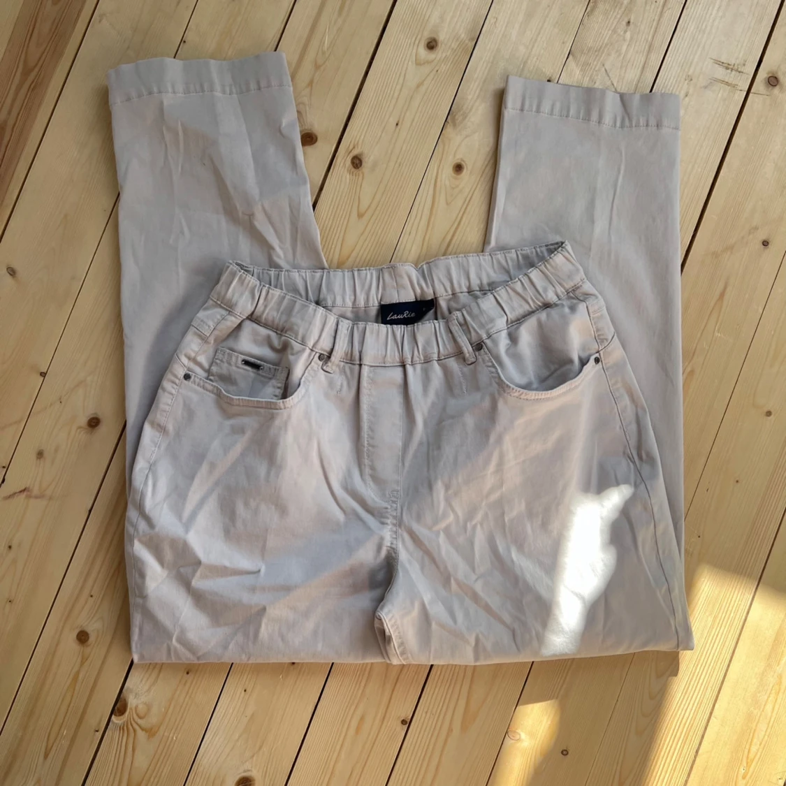 Beige byxor med resårmidja från LauRie