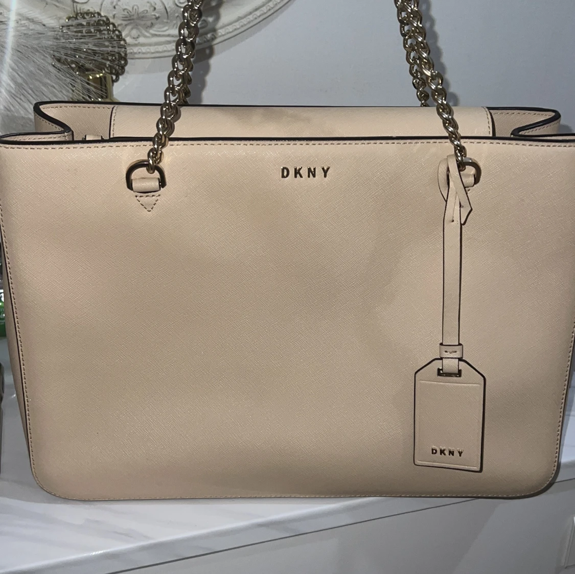 Beige axelväska från DKNY med kedjedetalj - 1