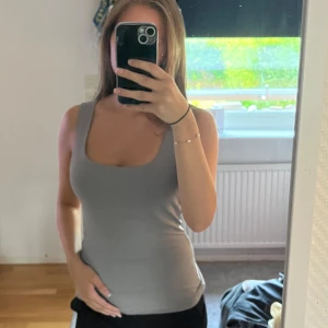 Grå linnetopp  - Säljer en enkel och stilren grå linnetopp från 157 i storlek S. Toppen har en tight passform som sitter snyggt mot kroppen. Materialet är mjukt och stretchigt, perfekt för sommardagar eller att styla lager på lager. Säljer då den inte kommer till användning längre 🥰materialet har blivit lite lätt nopprigt men inget som syns mycket 💗💗