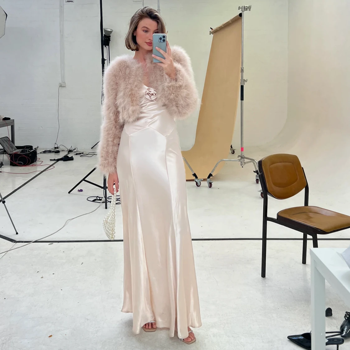 Satinklänning med låg rygg Champagnefärgad - 2