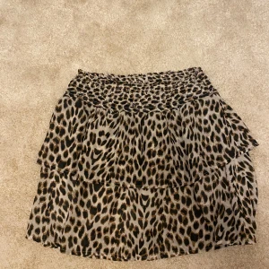 Leopard kjol - Kjol från only i XS. Bara använd 2-3 gånger. Fint skick