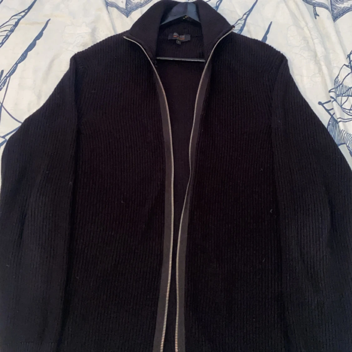 Svart stickad kofta från INDICODE