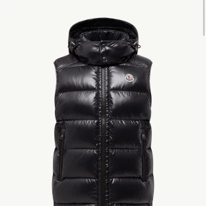 Moncler Bormes Väst - Moncler Bormes väst svart Storlek S/M. Väldigt fint skick industries tag, scan och qr qod finns.