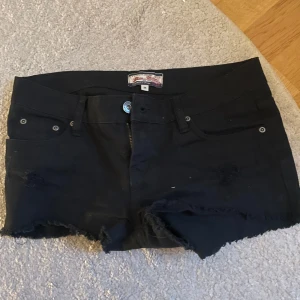 Lågmidjade jeansshorts - Svarta lågmidjade jeansshorts från miss milla.