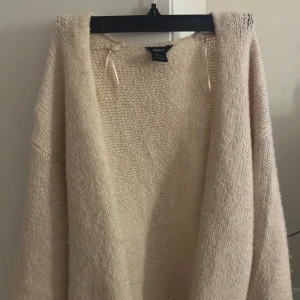 Kofta - Säljer denna stickade tröjan från Lindex, använd ett fåtal gånger då ja inte tyckte de va något för mig. Superfint skick utan några defekter. Storlek M/L men jag använde den som bär S och tyckte den satt bra på mig🥰