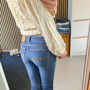 Skitsnygga Nudie jeans  - Mina älskade älskade Nudie jeans som tyvärr har blivit aningen för små. Jättesnygga blåa lågmidjade bootcut/raka jeans med snygg tvätt. Är bredare under knäna än vad som visas på bilderna!! Är öppen för prisförslag, har fler snygga jeans i min profil⭐️⭐️