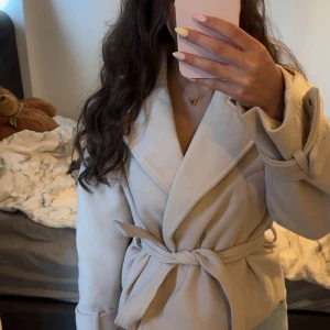 Beige kappa från Nelly - Säljer denna kappa från Nelly, bara använd några få gånger den är i mycket bra skick! Ord pris 799