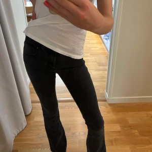 Svarta bootcut jeans från Only - Snygga svarta jeans från Only med bootcut passform. Jeanden är i stretchigt denim ❤️skriv vid frågor om mått eller annat 🥰