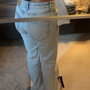 Ljusblå mid wide jeans W24 L32 - Säljer dessa ljusblå jeans från bik bok som bara är andvönda några få gånger! Ord pris 699 pris kan diskuteras vid snabbköp!