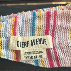 Rainbow hårband från Djerf Avenue - Oanvänt färgglatt hårband från Djerf Avenue i stickad look med ränder i rosa, blått, gult och vitt.🩷 nypris ca 500
