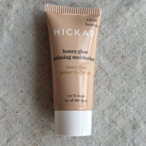 Hickap Honey Glow Priming Moisturizer 7ml - En Honey Glow Primer i minitub på 7 ml för att testa hemma!   Återfuktande glow-primer som ger ett strålande felfritt resultat varje gång. Den honungsfärgade formulan innehåller ljusreflekterande pigment och är framtagen för att skapa en optimal bas med lyster som minimerar intrycket av ojämnheter och porer. Oanvänd!