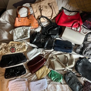 Säljer flertal väskor - Säljer flertal väskor i olika stilar, färger och storlekar. Om du är intresserade av en eller flera väskor är det bara att skriva för mer information. Säljer väskorna mellan 80-400 kr beroende på väska. Vid köp av fler än en blir det billigare💞