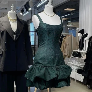 Other Stories Cocktailklänning - Helt oanvänd klänning från Other Stories. Korsett med snörning så kan justeras i storlek.