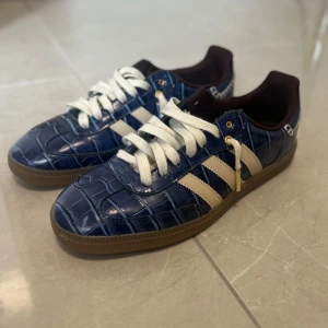 Adidas’s Wales Bonner  - Adidas samba Wales Bonner navy croc, helt nya aldrig använda bara testade vid prövning, storlek 45 men passar som 44, inga skador eller defekter precis som nya. OPPS!!!! INGEN BOX TILLKOMMER 