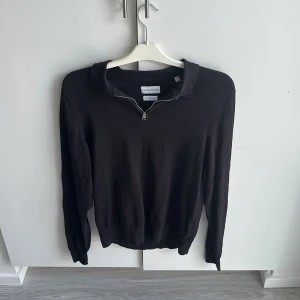 Zip tröja - En svart fin zip tröja ifrån these glory days med storlek m, köparen står för frakten!