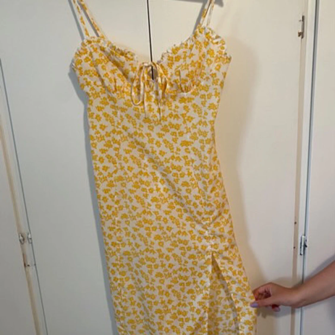 Gulblommig sommarklänning med slits