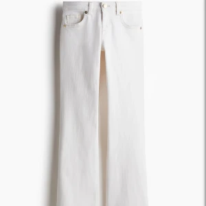 Vita bootcut jeans med låg midja - Snygga vita jeans med låg midja från hm. Passar perfekt nu till sommaren. Helt nya med lappen kvar! Skulle säga att det passar en 36/38