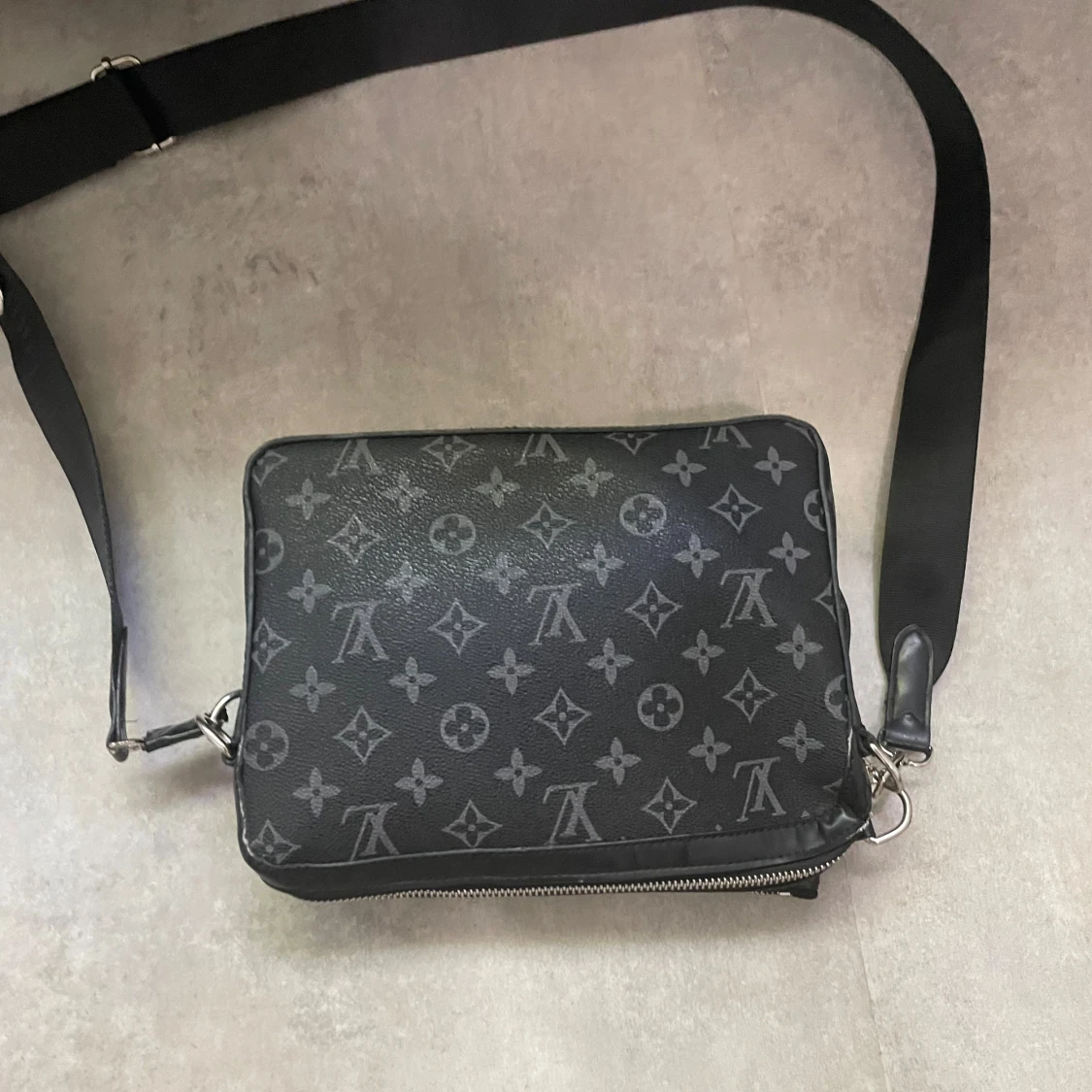 Louis Vuitton svart axelväska monogram - 1