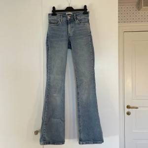 Utsvängda Jeans - Ljusblåa utsvängda jeans från Gina tricot, storlek 32. Liten defekt som man ser på sista bilden💓💓