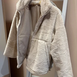 Teddy jacka  - Säljer en supermjuk och fluffig teddyjacka från åhléns i beige. 🧸 