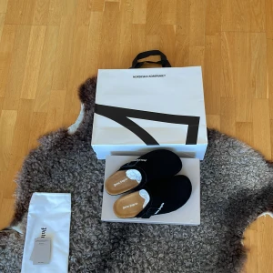 Palm angels tofflor  - Detta är ett par Palm angels tofflor som är ny köpta på nordiska kompaniet. Ny pris 5000kr