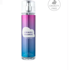Ariana Grande Cloud Body Mist - Fräsch body mist från Ariana Grande i en snygg flaska med lila och blått ombre. Doften Cloud är söt och drömmig, perfekt för dig som gillar kändisparfymer. Flaskan rymmer 236 ml och har en praktisk sprayfunktion. Cruelty free.