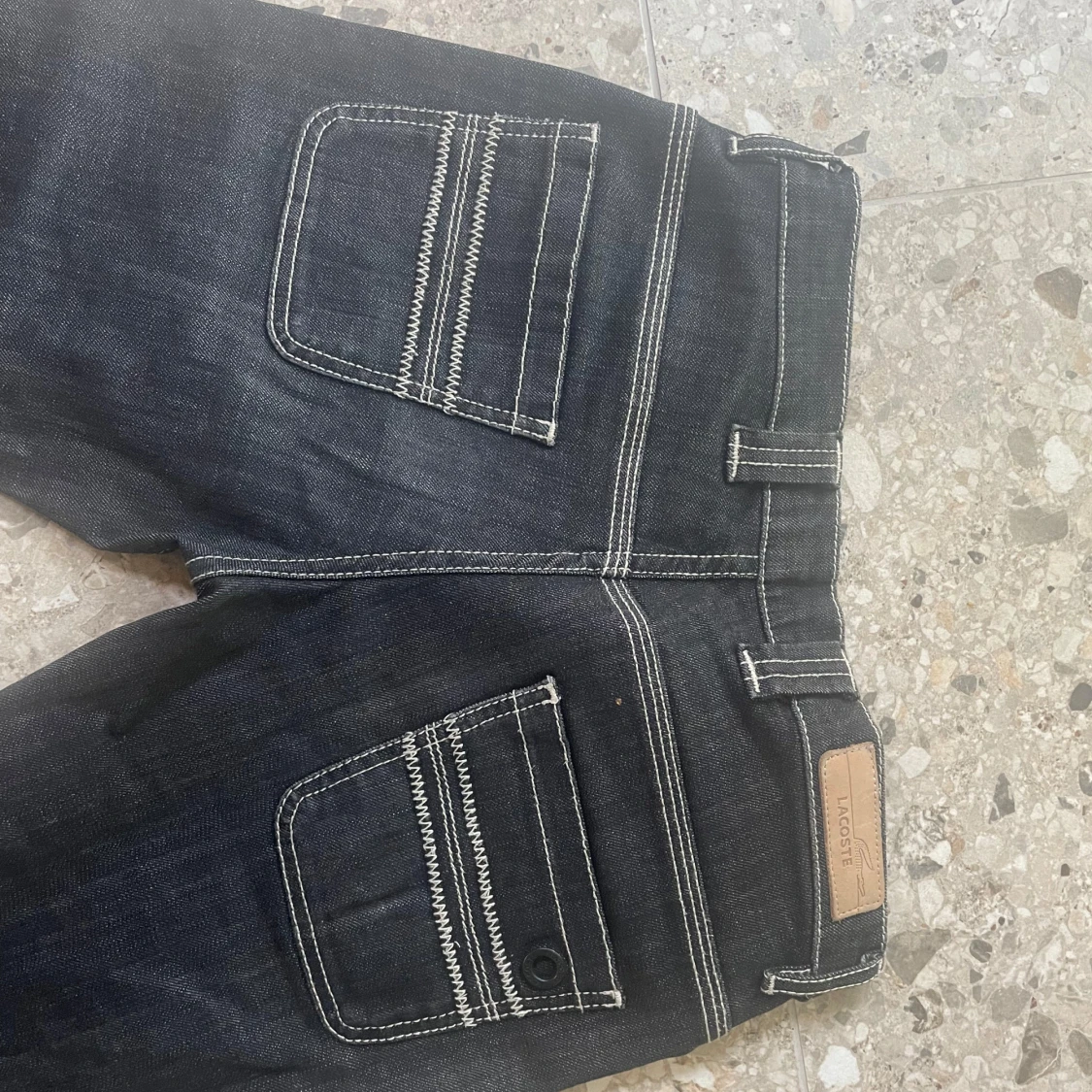 Mörkblå jeans från Lacoste