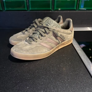 Adidas gazelle  - Orörda gazelle i mörkgrön färg//olive grön, väldigt unika och inte använda enbart testat fåtal gånger. Storlek 41 1/3 kvitto och box tillkommer. Skriv för frågor och funderingar. Nypris 1400-1600kr