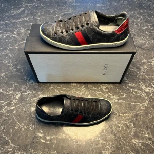 Gucci ace - Säljer ett par otroligt snygga skor från det exklusiva italienska märket Gucci! Skorna är i bra skick, skulle säga ungefär 8,5/10. Nypris ligger på över 9000kronor men vi säljer våra för endast 2699 och kan gå ner i pris ännu mer vid snabb affär! Skorna är i storlek 42,5. Skriv gärna ifall det är några funderingar, allt bästa SkoKapet